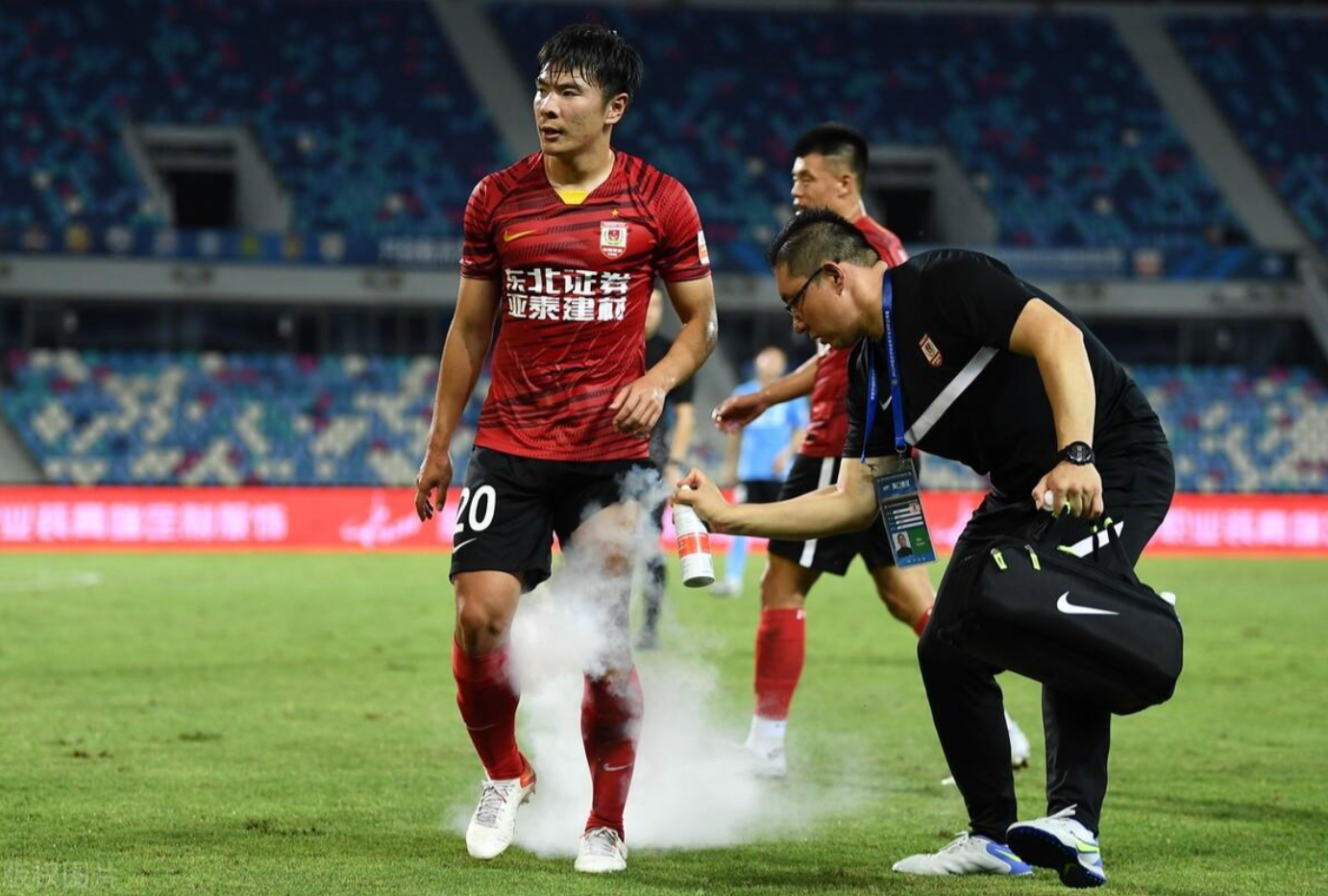 集结日巴塞罗那调整名单以备NBA总决赛,临场应变环节打磨,球迷炸锅,控场能力受关注的简单介绍 集结日巴塞罗那调整名单以备NBA总决赛,临场应变环节打磨,球迷炸锅,控场能力受关注的简单介绍